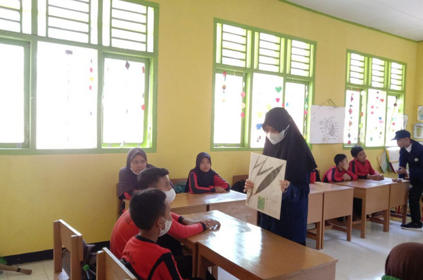 BIOLOGY EDUCATION PROGRAM PROVIDES A TRAINING OF MAKING HERBARIUM FOR TEACHERS AND STUDENTS OF ELEMENTARY SCHOOL NUMBER 110 NORTH BENGKULU